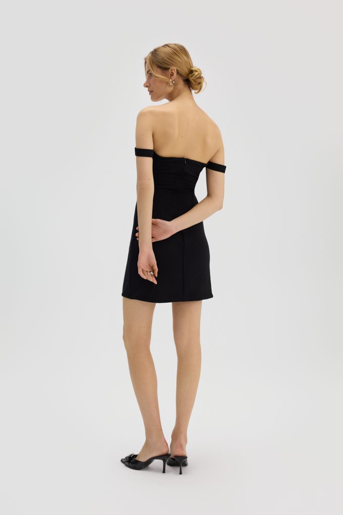 Sukienka mini z odkrytymi ramionami czarna